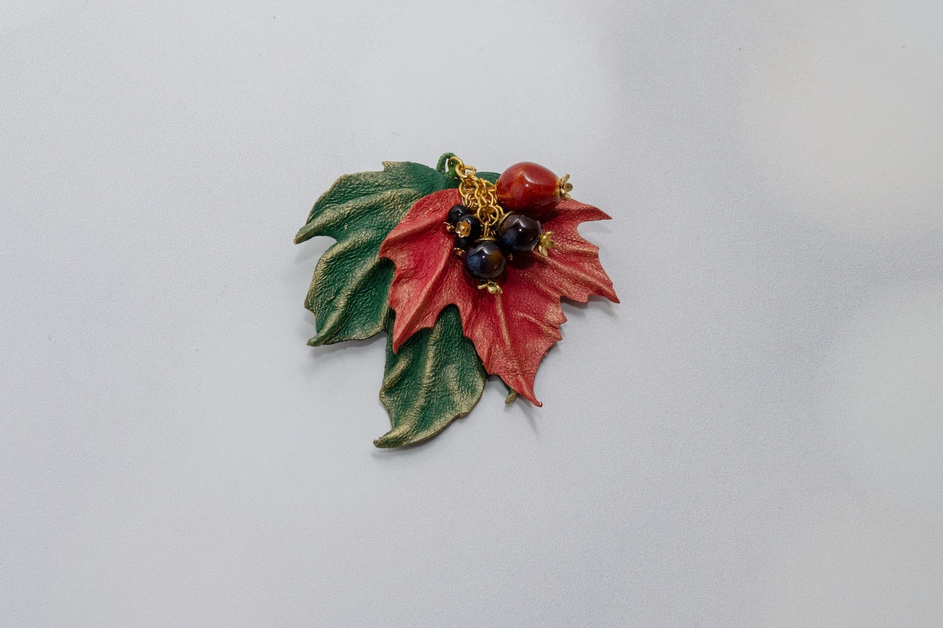 Листья и ягоды - брошь TC21F20