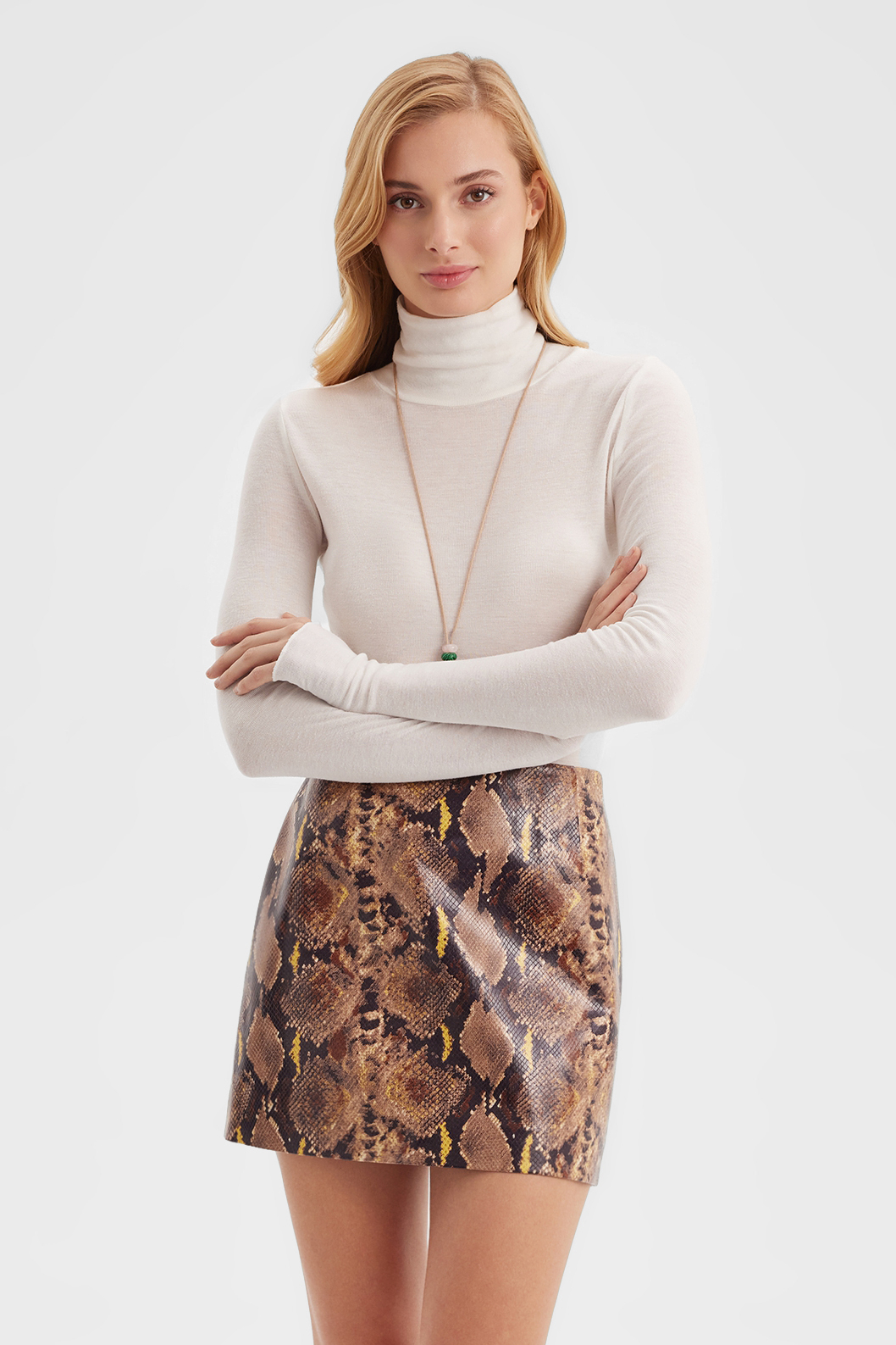 Мини-юбка из эко-кожи в коричневом цвете