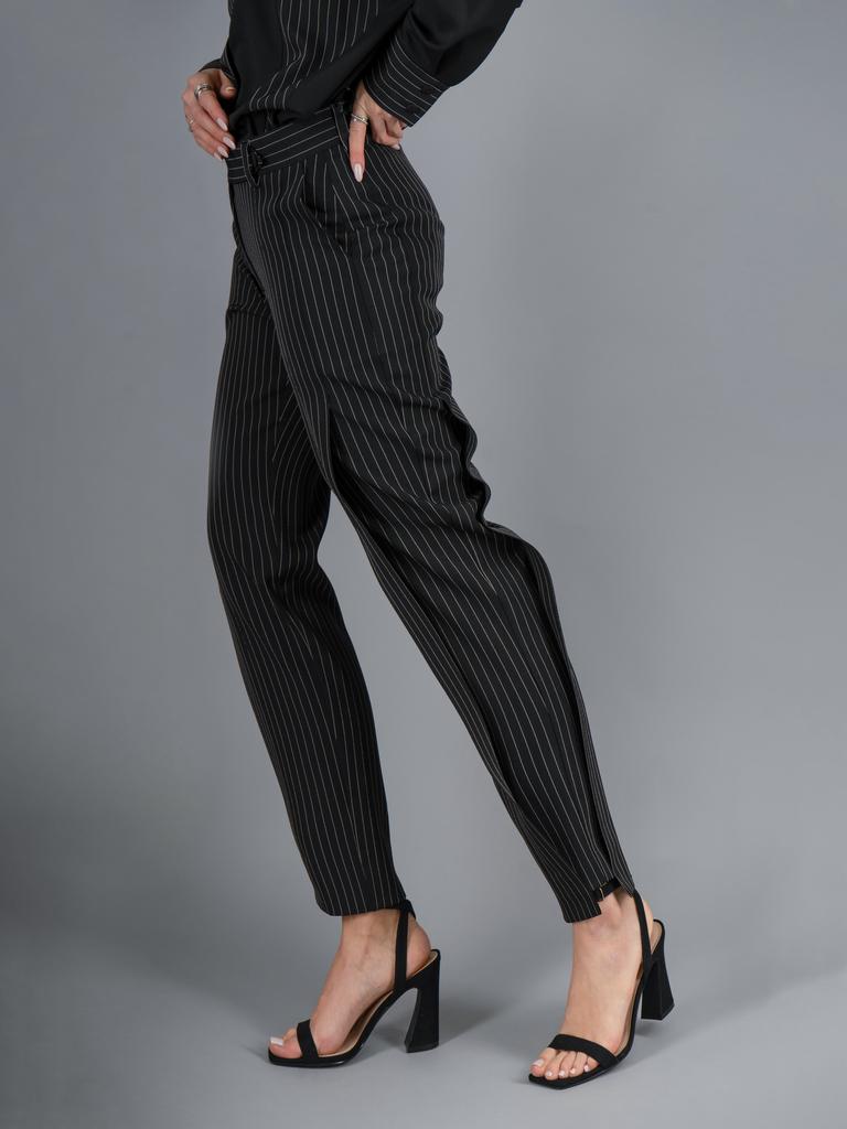 Брюки с защипами (черный/полоска)