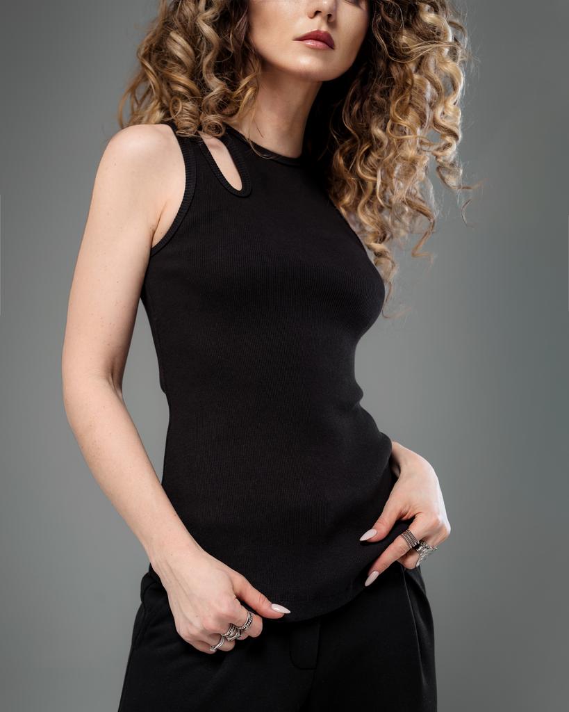 Майка с декоративным вырезом (черный)