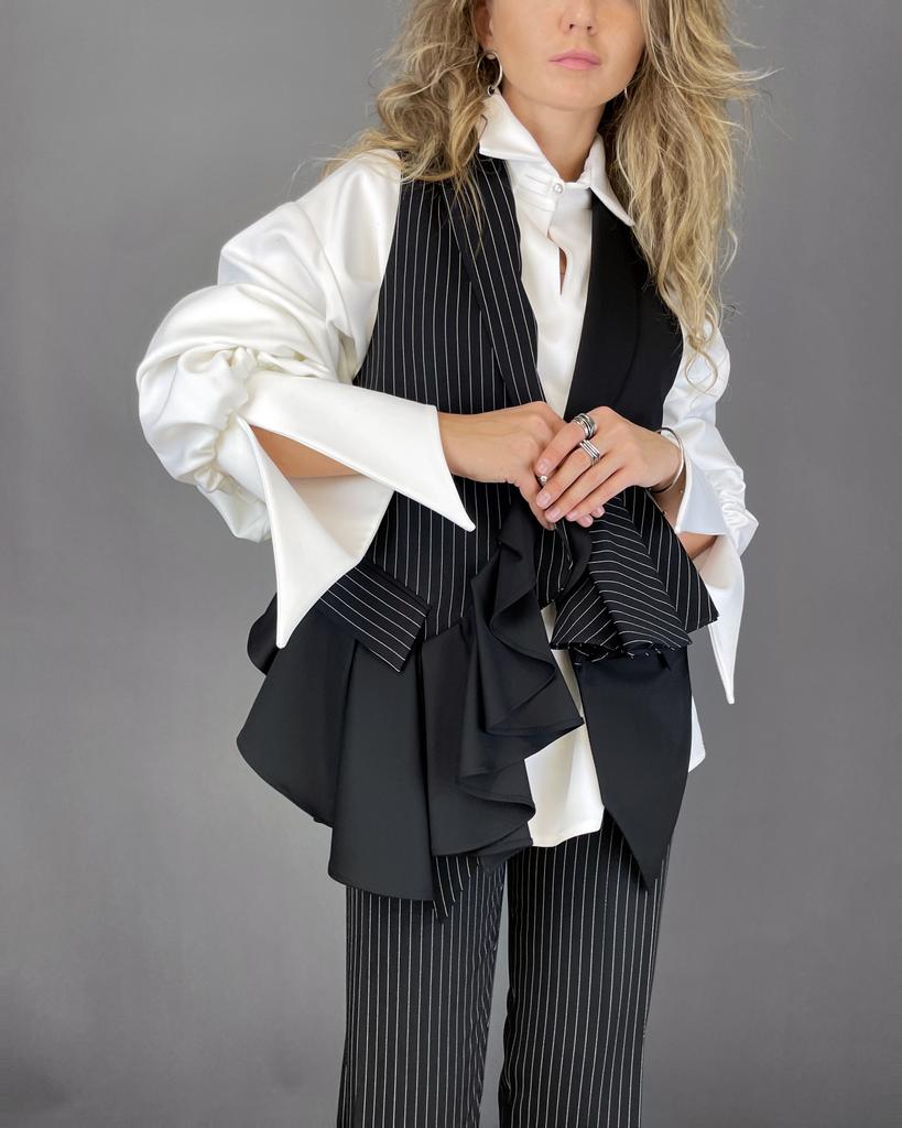 Жилетка с декоративной оборкой (черный)