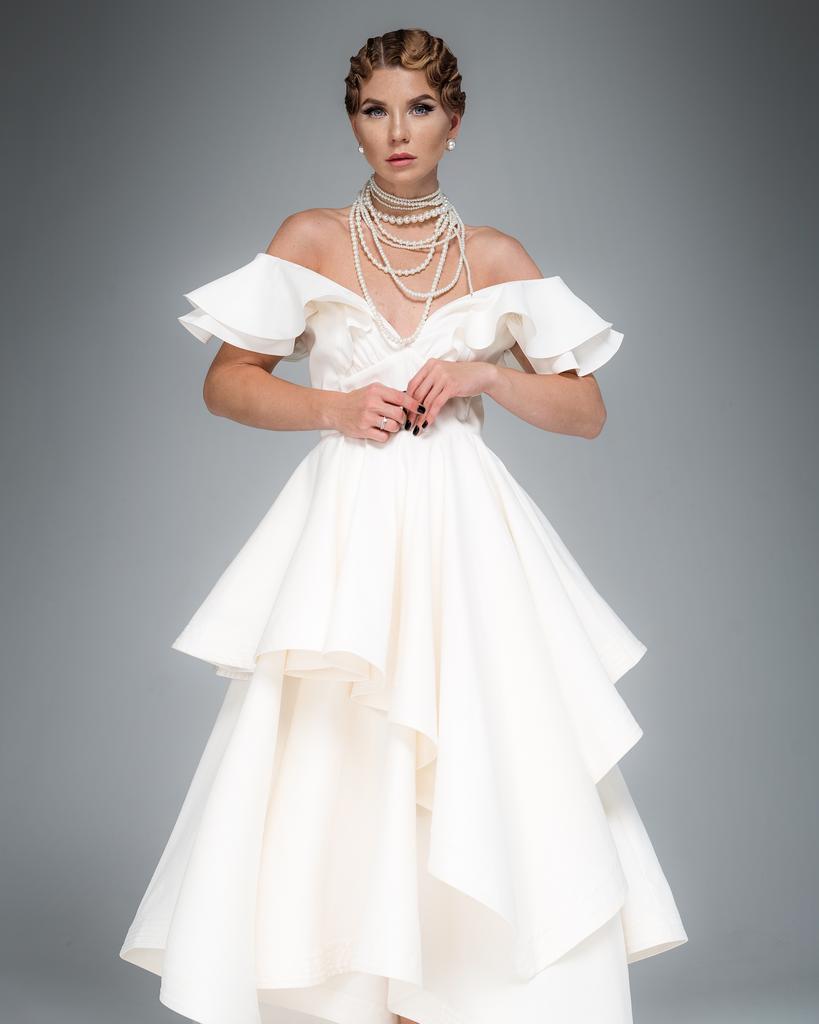 Платье приталенное с воланами макси (белый)