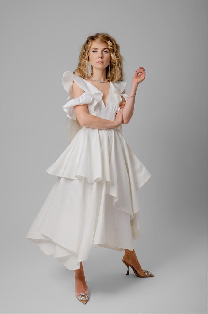 Платье приталенное с воланами макси (белый)