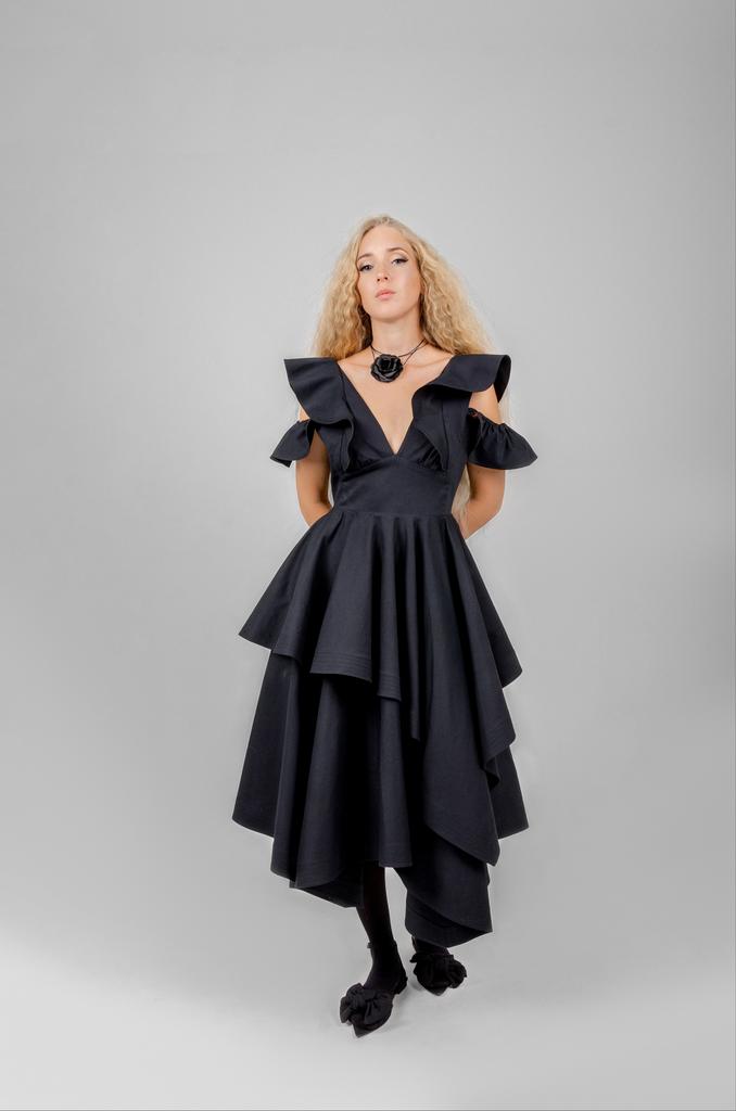 Платье приталенное с воланами макси (черный)