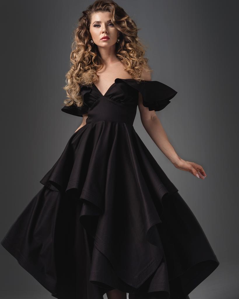 Платье приталенное с воланами макси (черный)