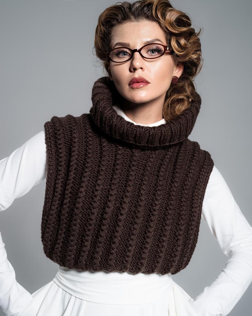 Жилетка вязаная с отложным воротником (коричневый)