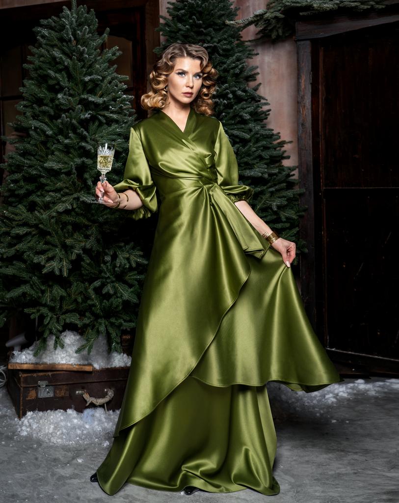 Платье на запах с рукавом (зеленый, атлас)