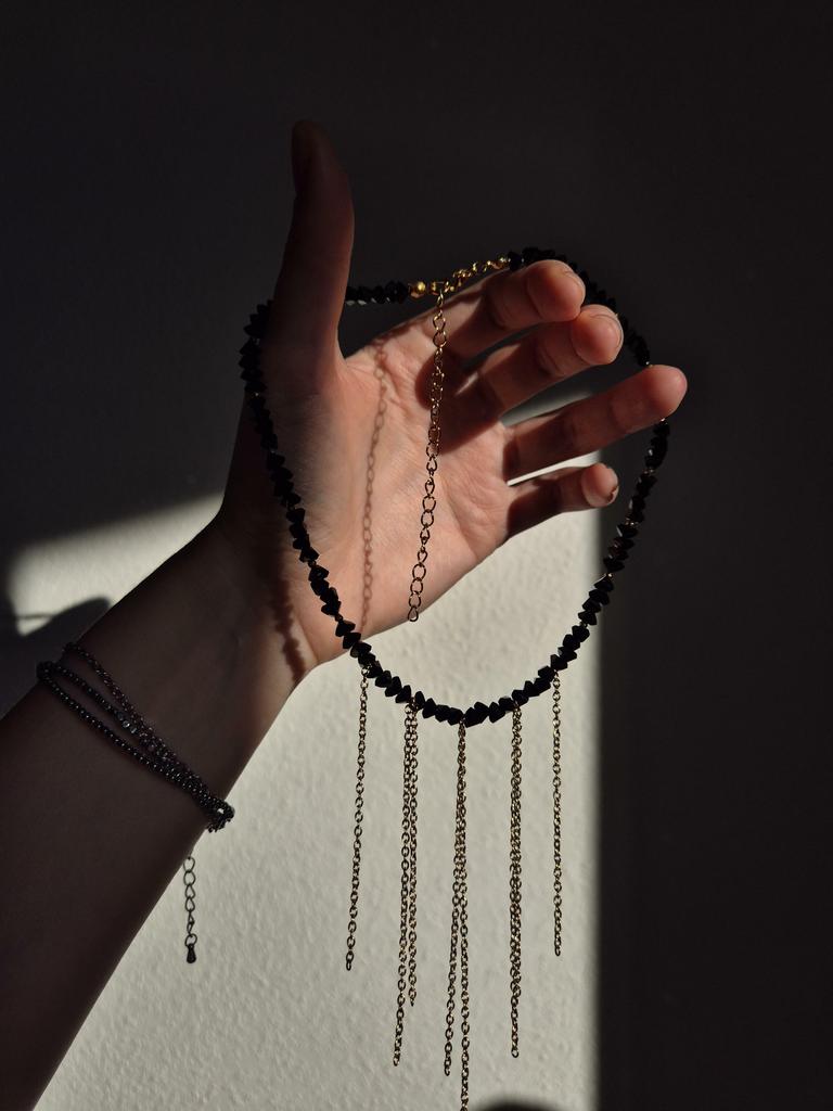 Чокер Shine gold в черном цвете с цепочками