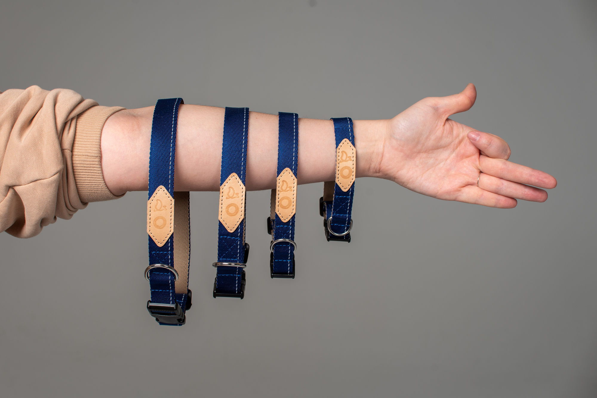 Sapphire and beige strap collar