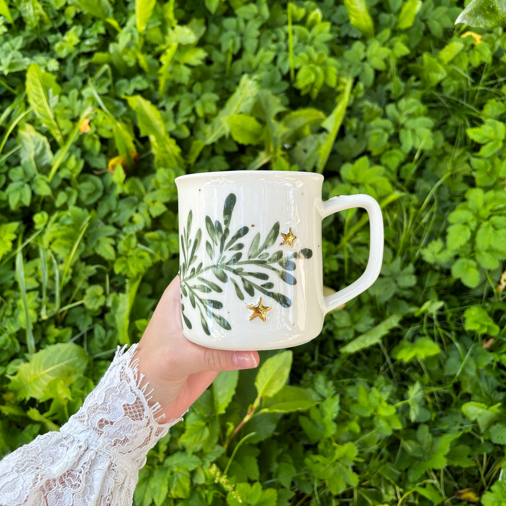 Кружка с зелеными веточками и звездами