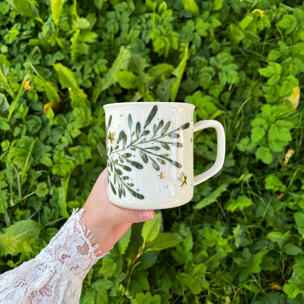 Кружка с зелеными веточками и звездами