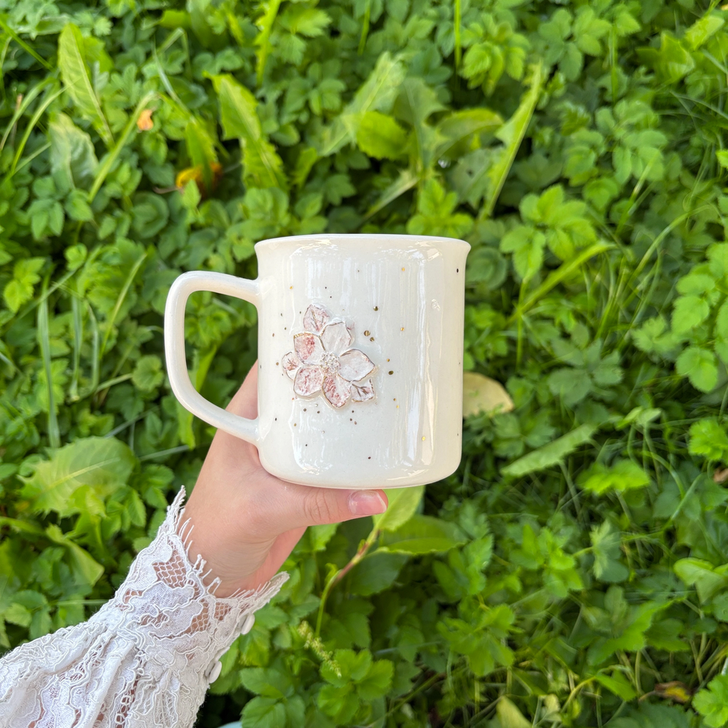 Кружка с розовыми цветами