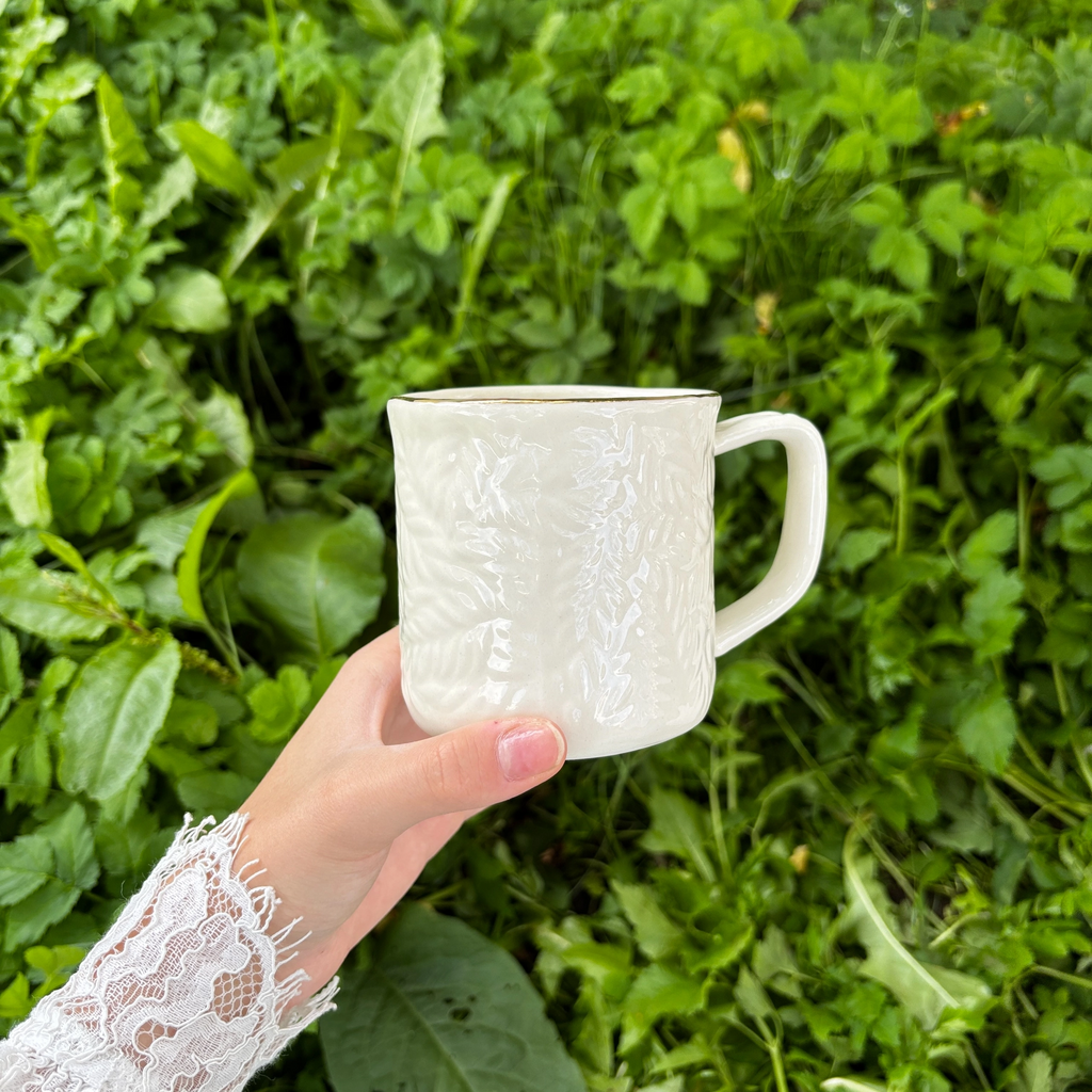 Кружка с рельефом и золотым ободком