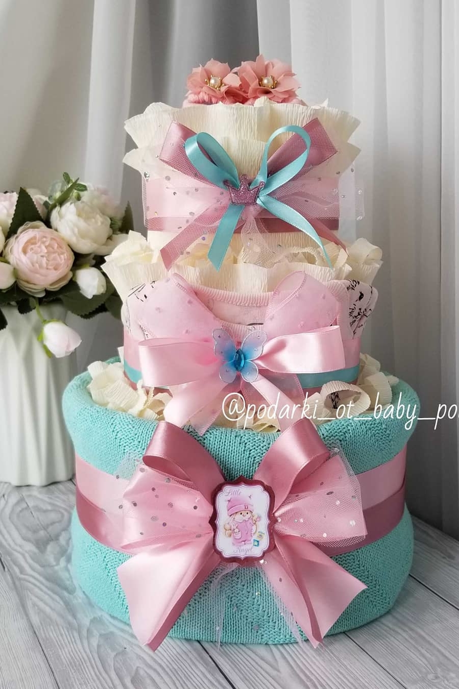 Торт из памперсов девочки  "Ментолово розовый"