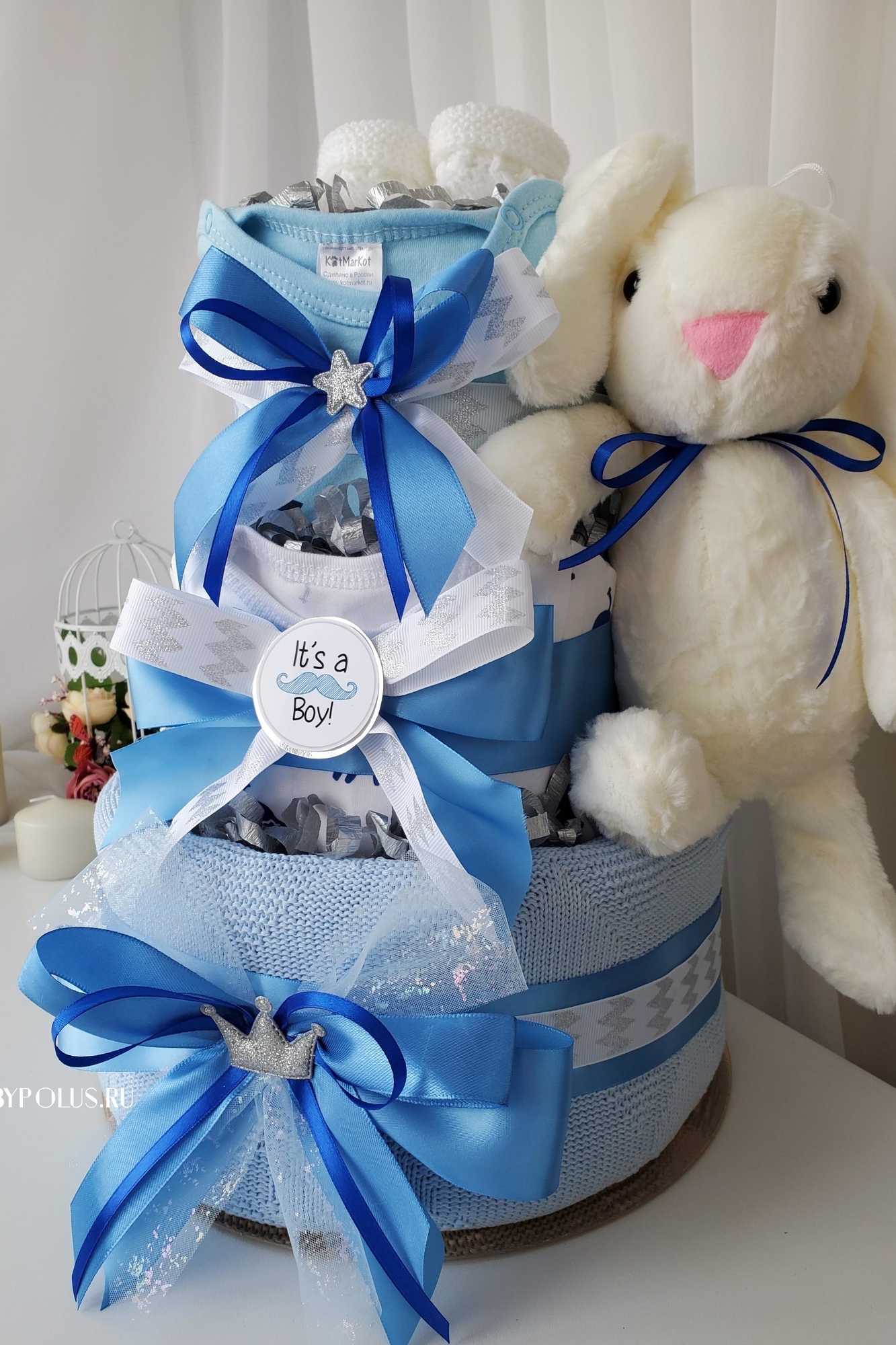 Торт из памперсов подгузников на рождение мальчика "Белый кролик"