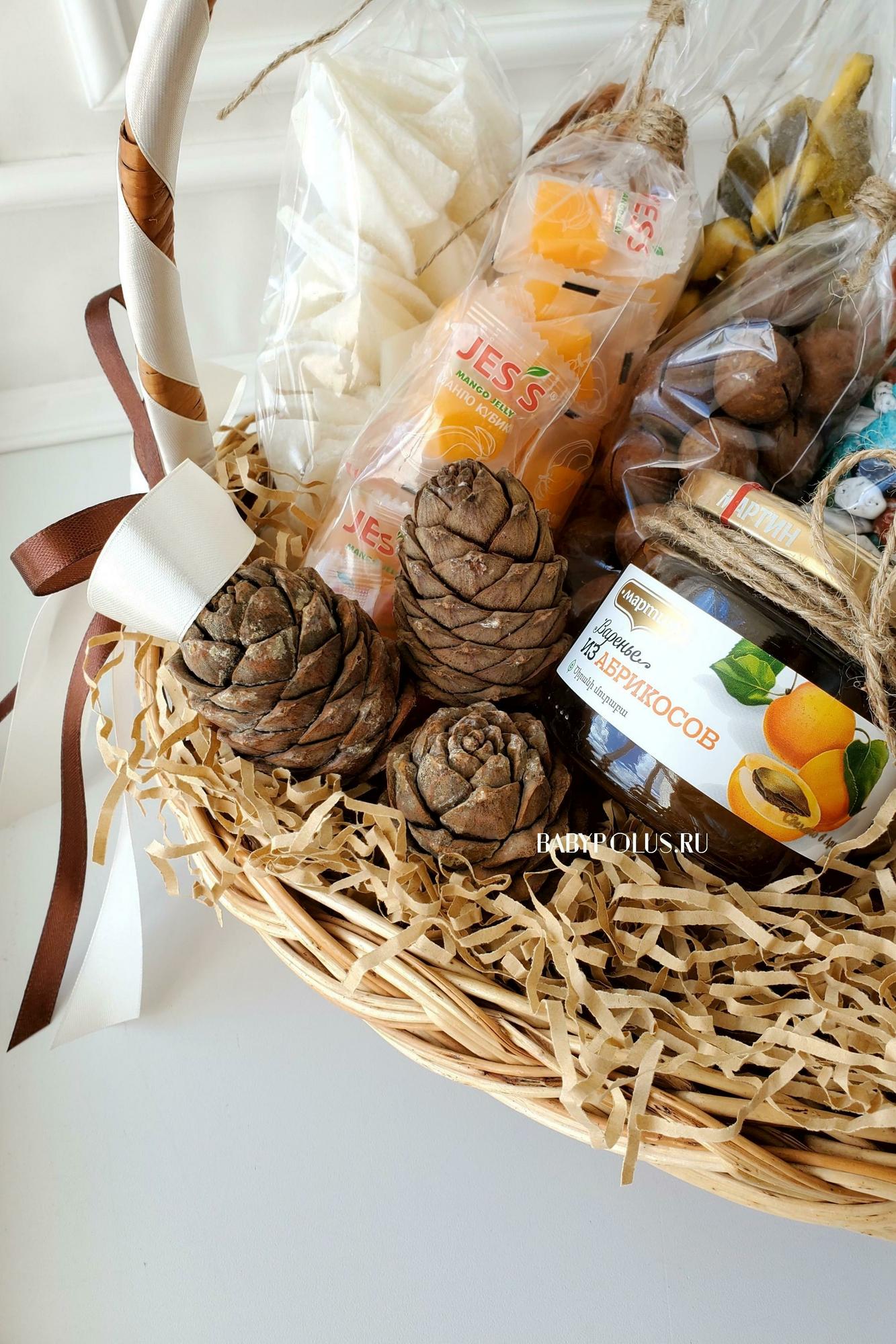 Подарочная корзина с орехами и полезными сладостями
