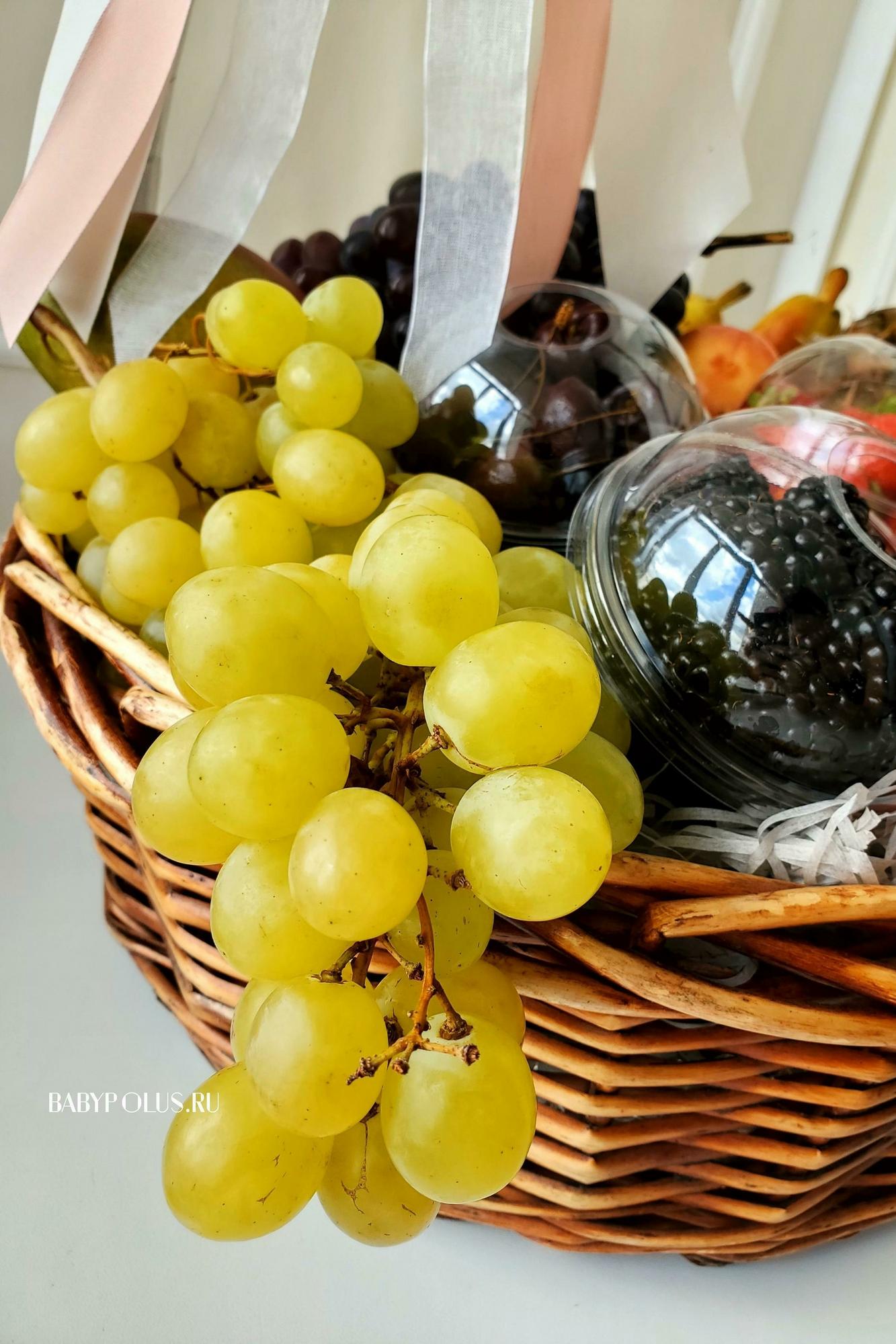 Подарочная корзина из фруктов и ягод " Cherry"