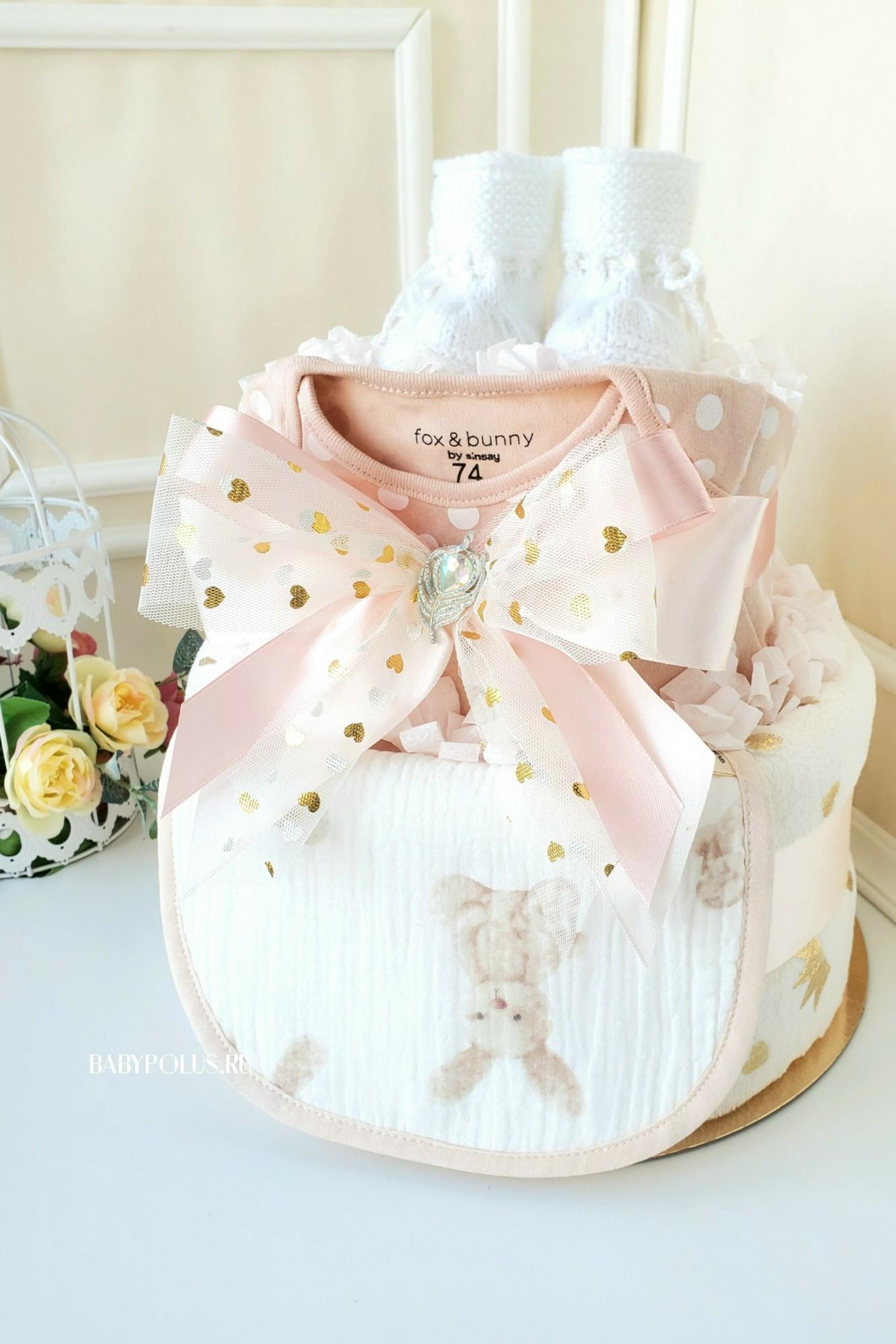 Торт из памперсов для девочки с пледом и нагрудником