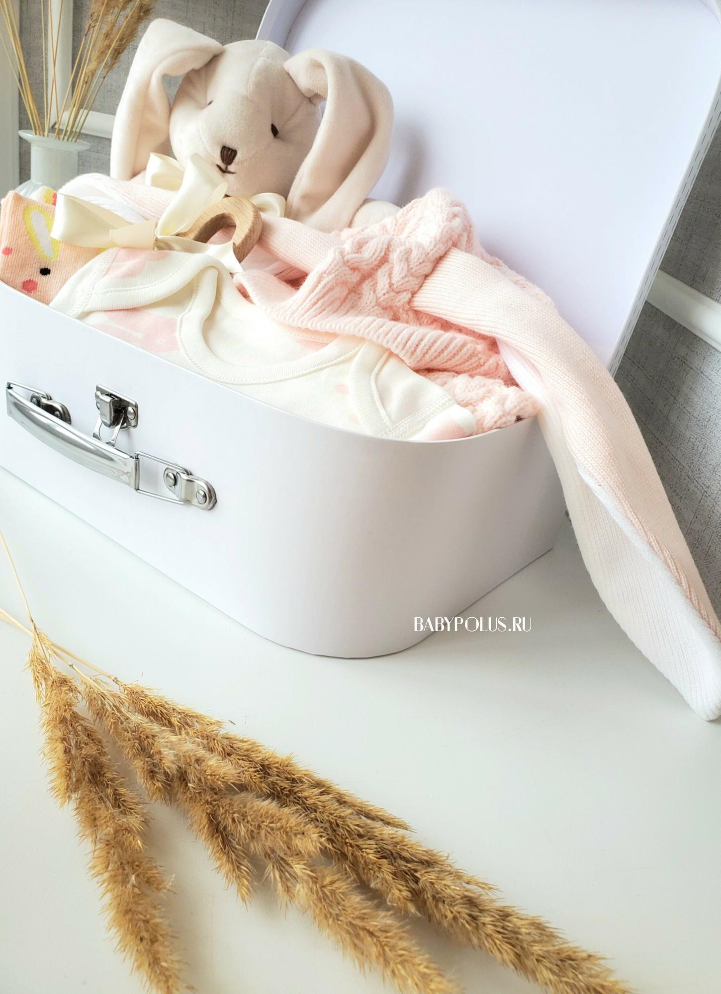 Бэби-бокс, подарок на рождение девочки "Зайки в чемоданчике"