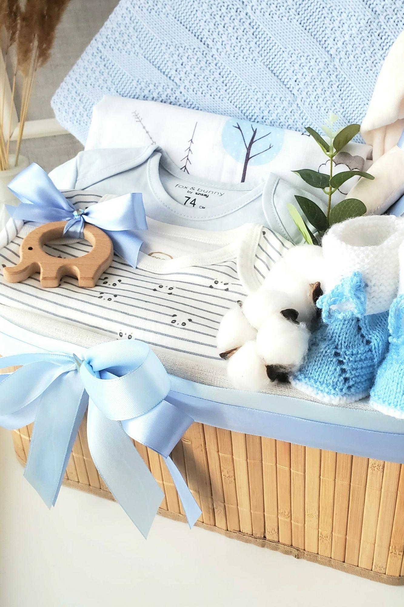 Подарочная корзина на рождение мальчика "Голубая корзинка с кроликом"