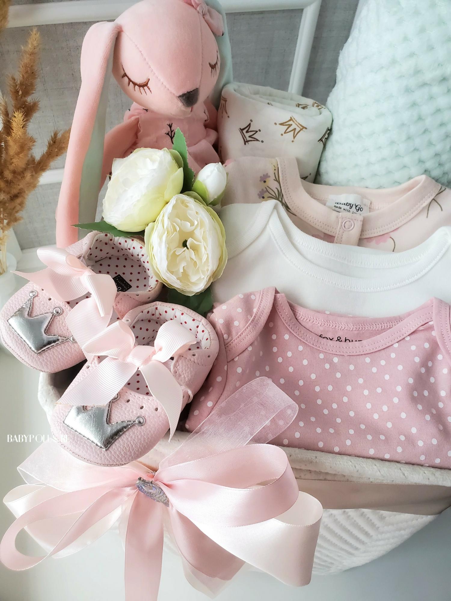 Подарочная корзина с ручками на рождение девочки