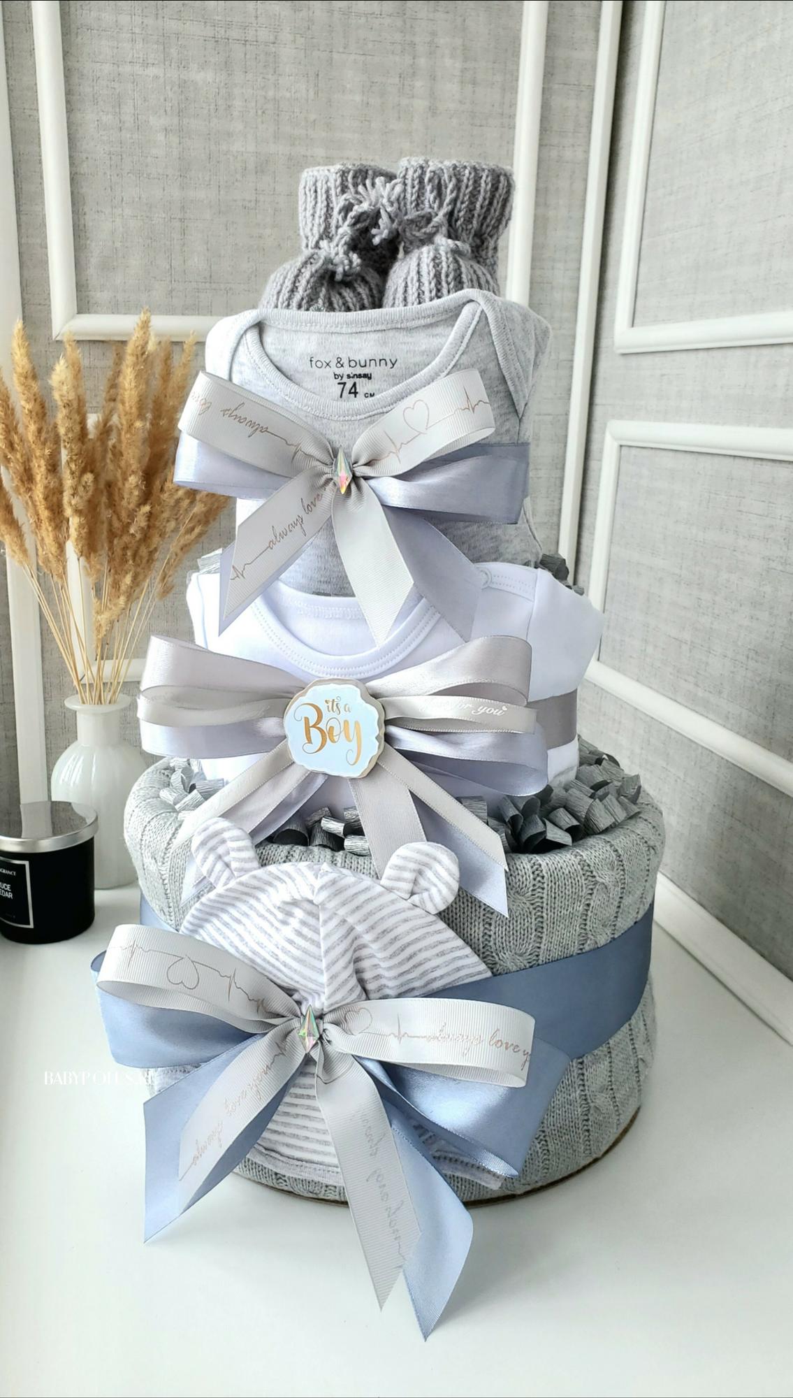 Торт из памперсов на рождение мальчика с серым вязаным пледом