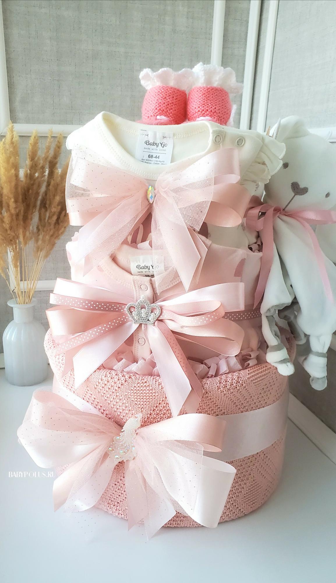 Торт из памперсов подгузников в подарок на рождение девочки