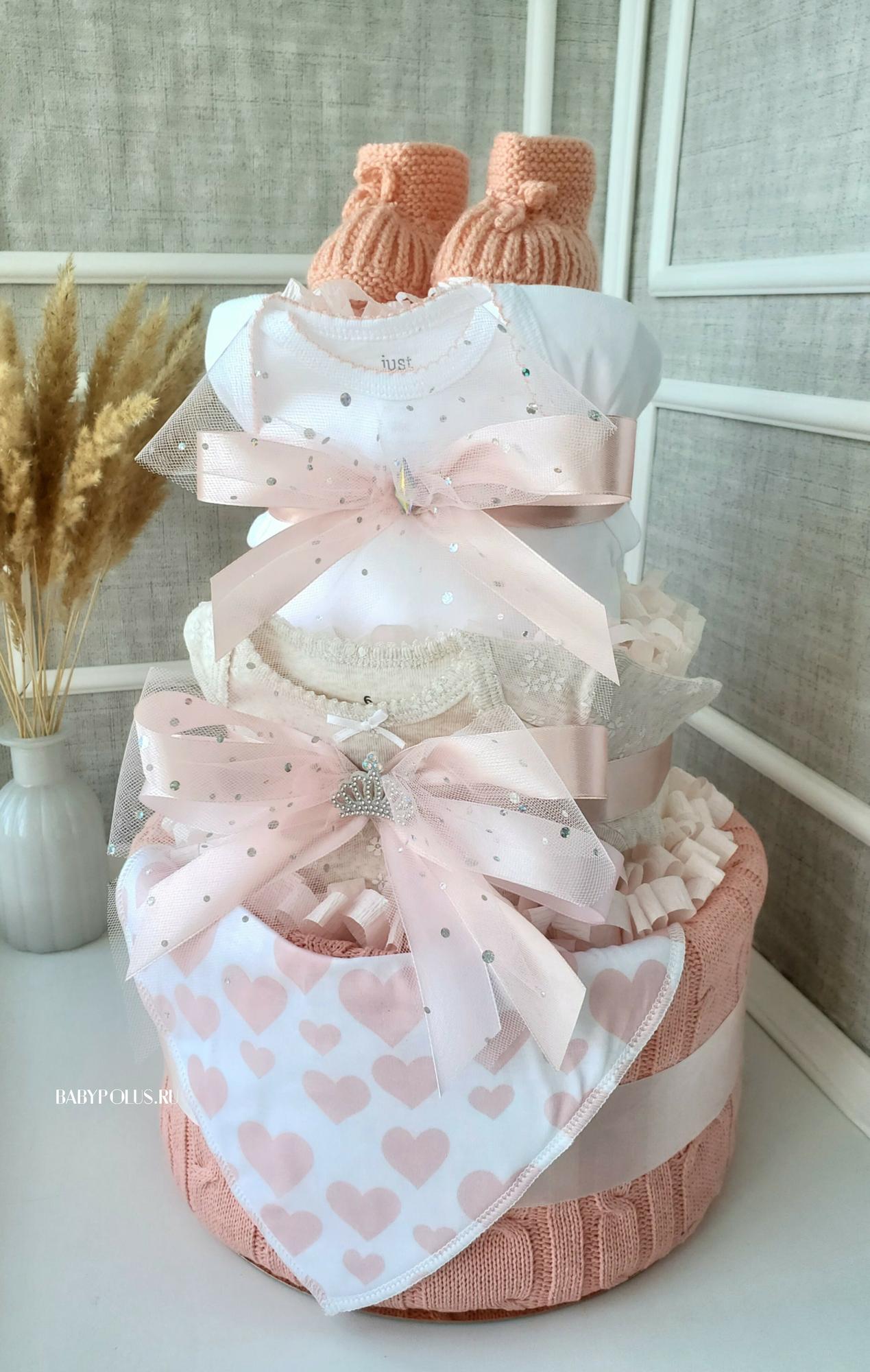 Торт из подгузников на рождение девочки с пледиком и нагрудничком