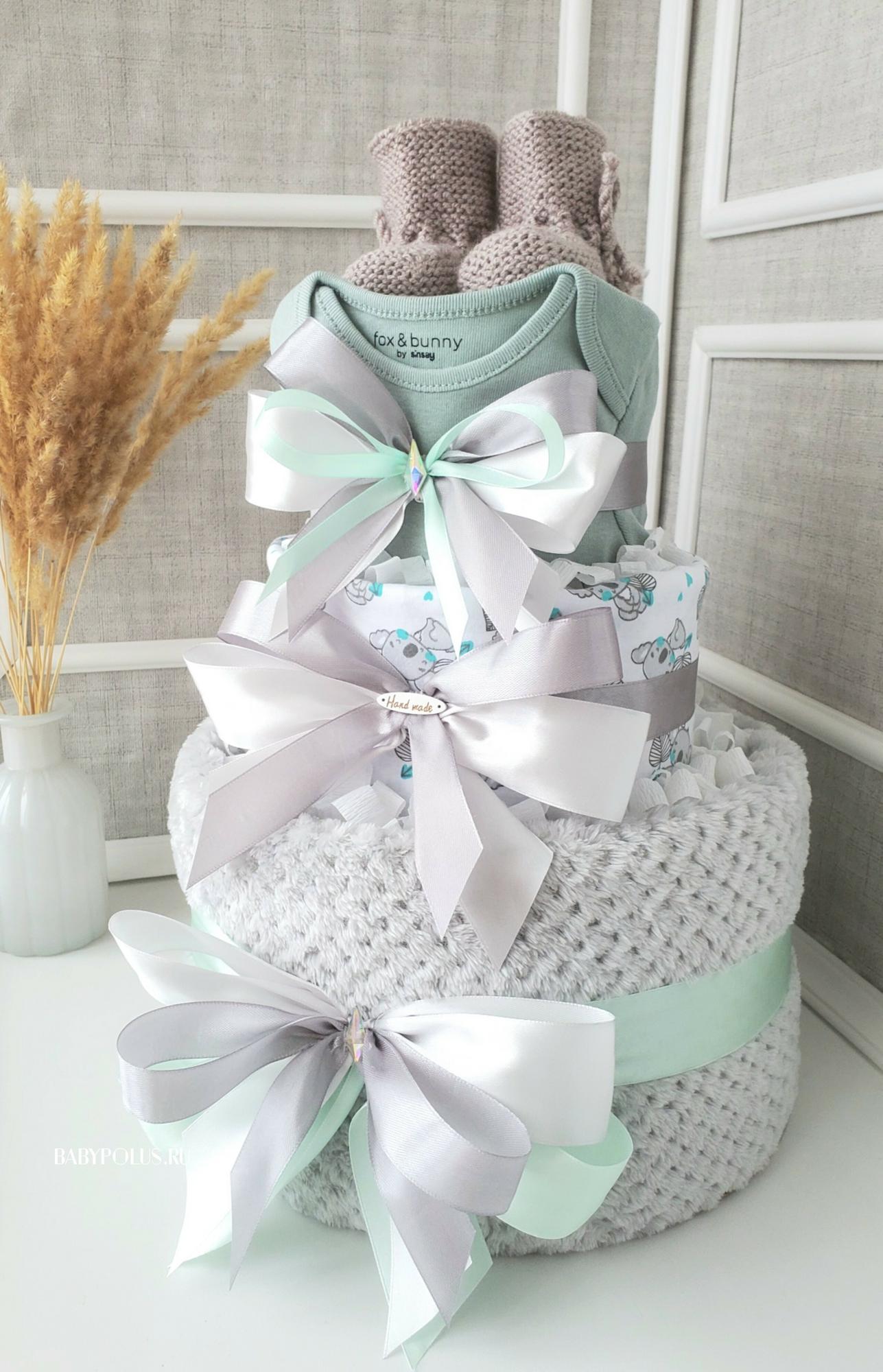 Подарок на рождение мальчика торт из памперсов серо-ментоловый