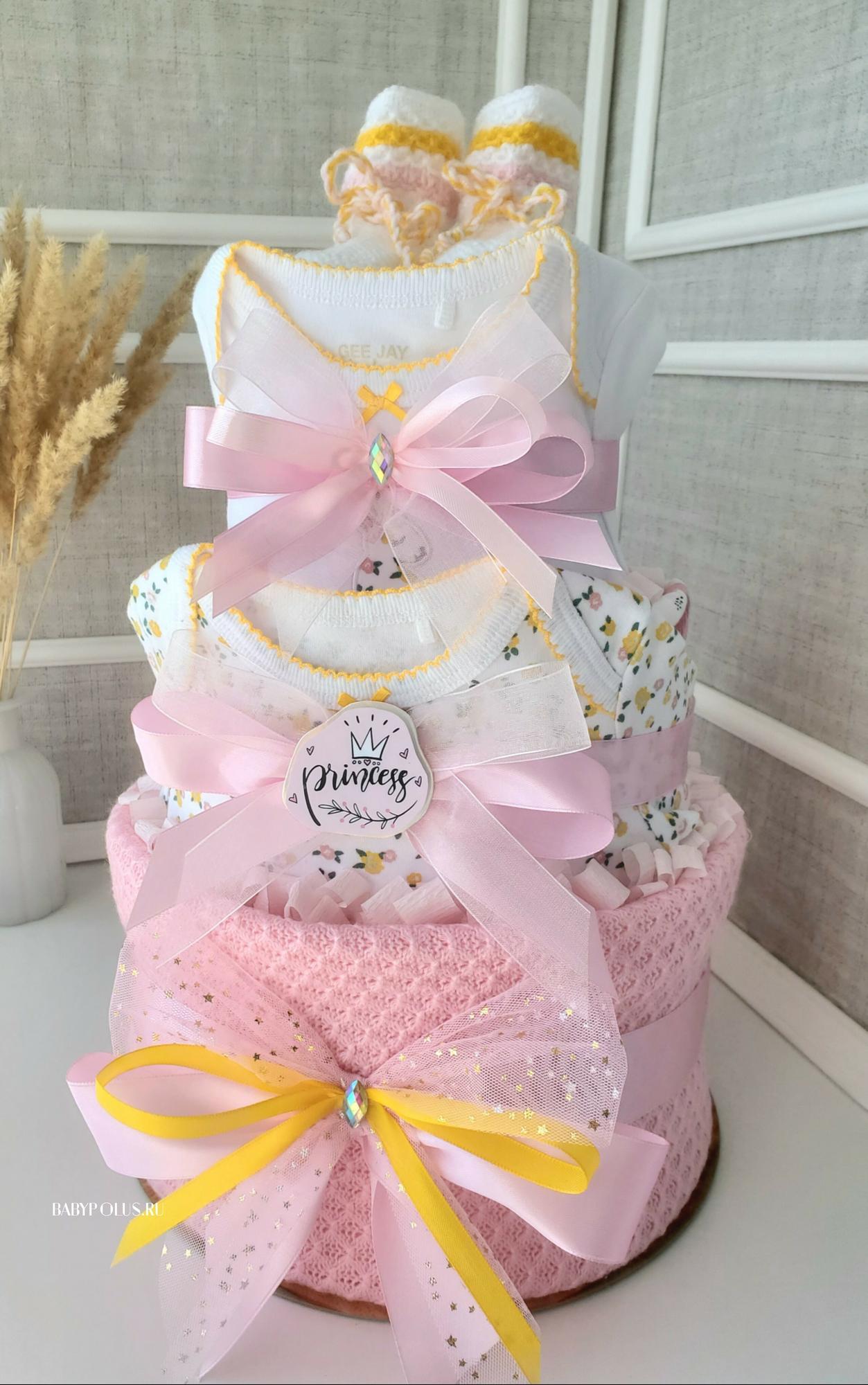 Торт из подгузников на рождение девочки с пледом, пинетками, боди