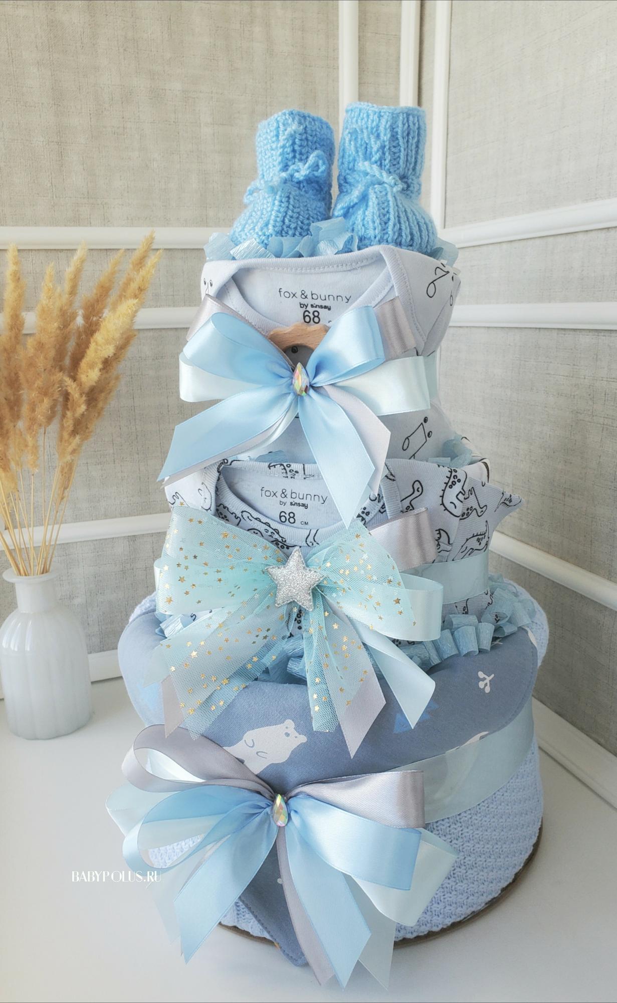 Торт из подгузников для мальчика с нагрудником и грызунком