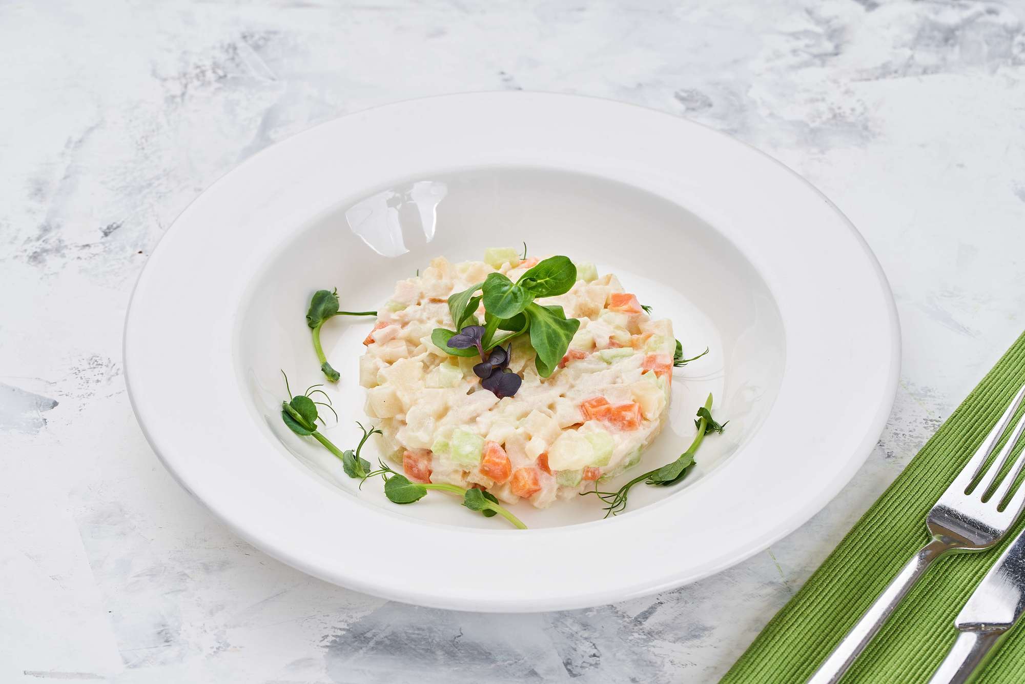 Салат Оливье с йогуртовой заправкой