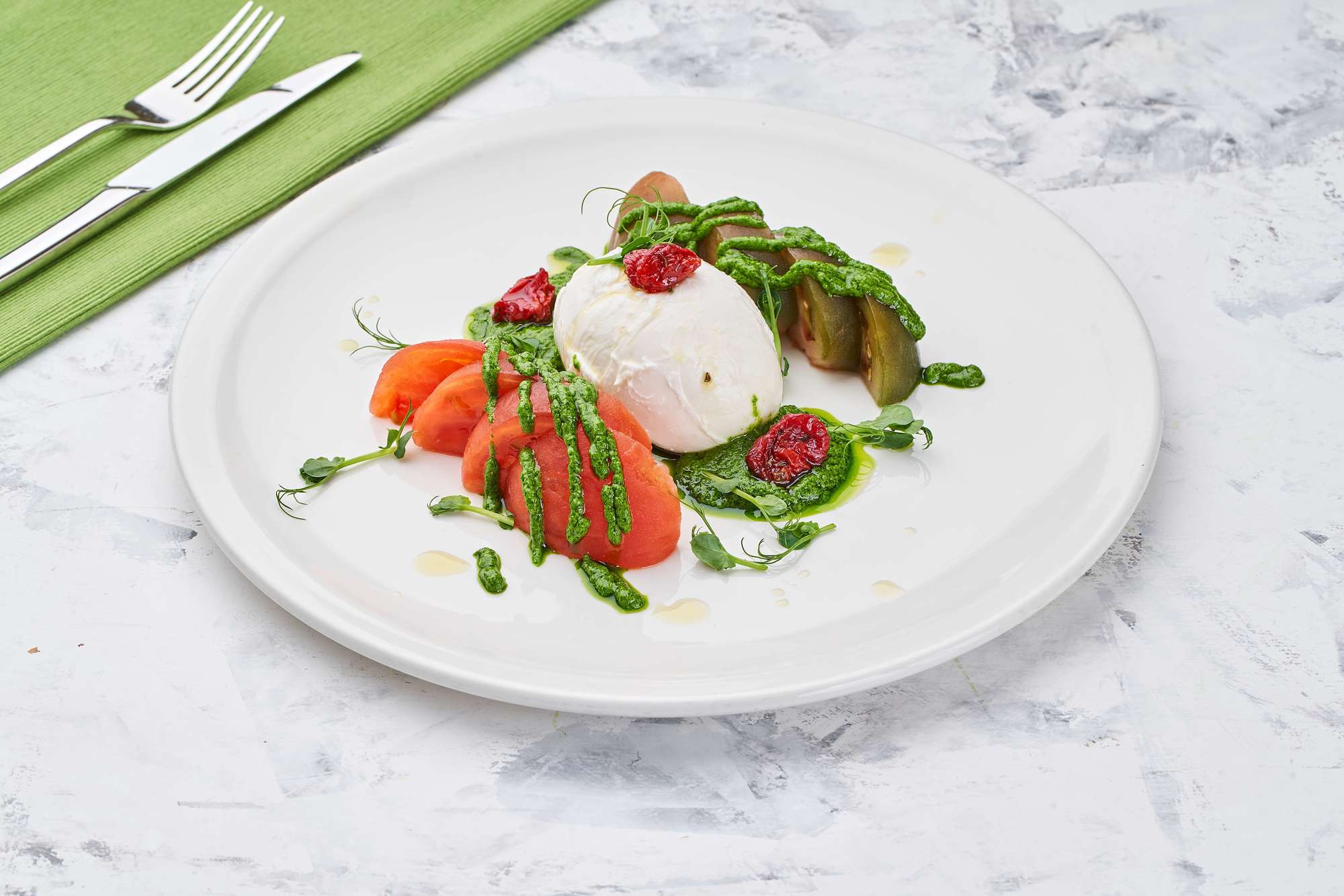 Домашняя моцарелла с вялеными томатами черри