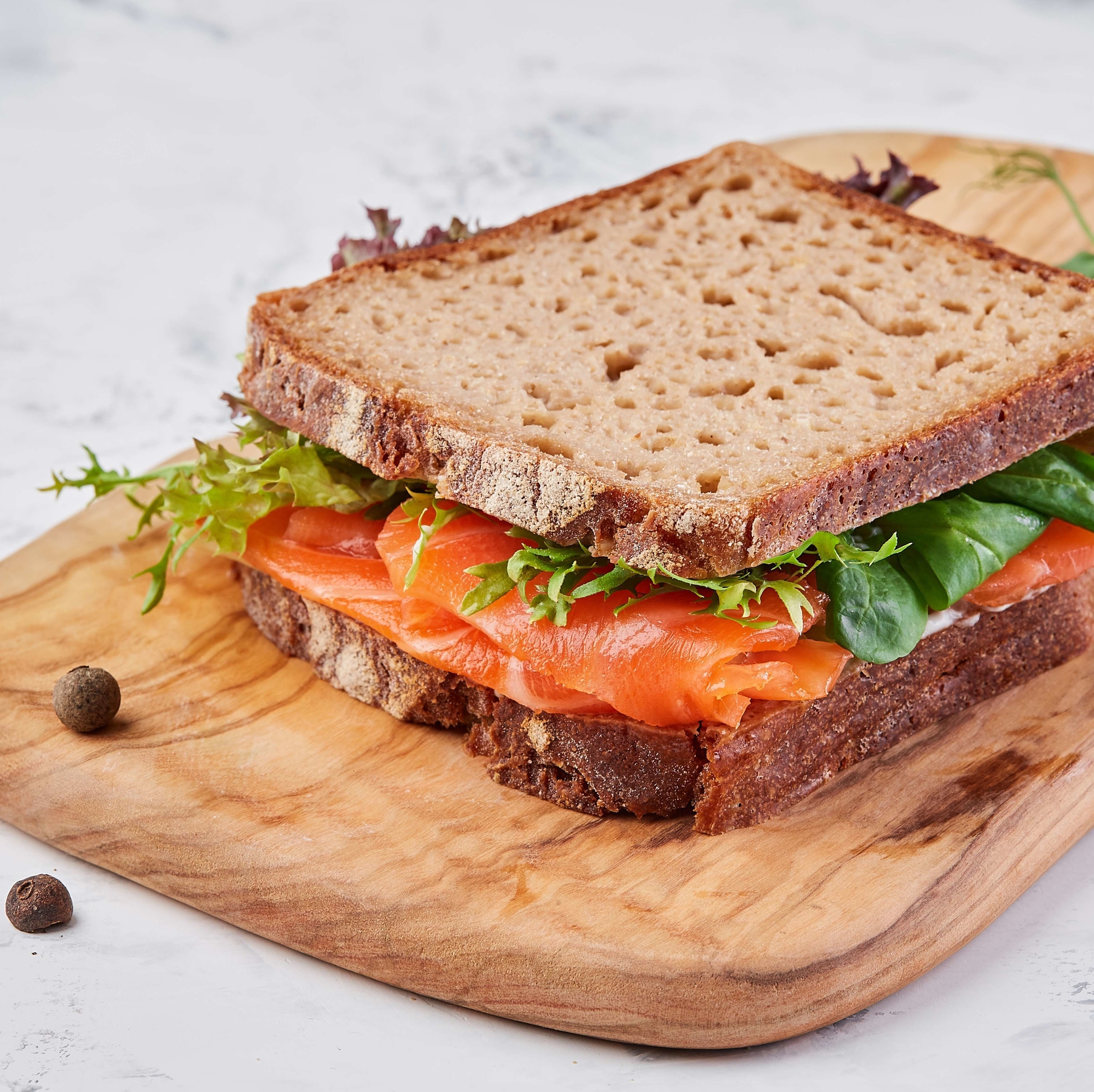 Сэндвич с гравлаксом на гречневом тосте