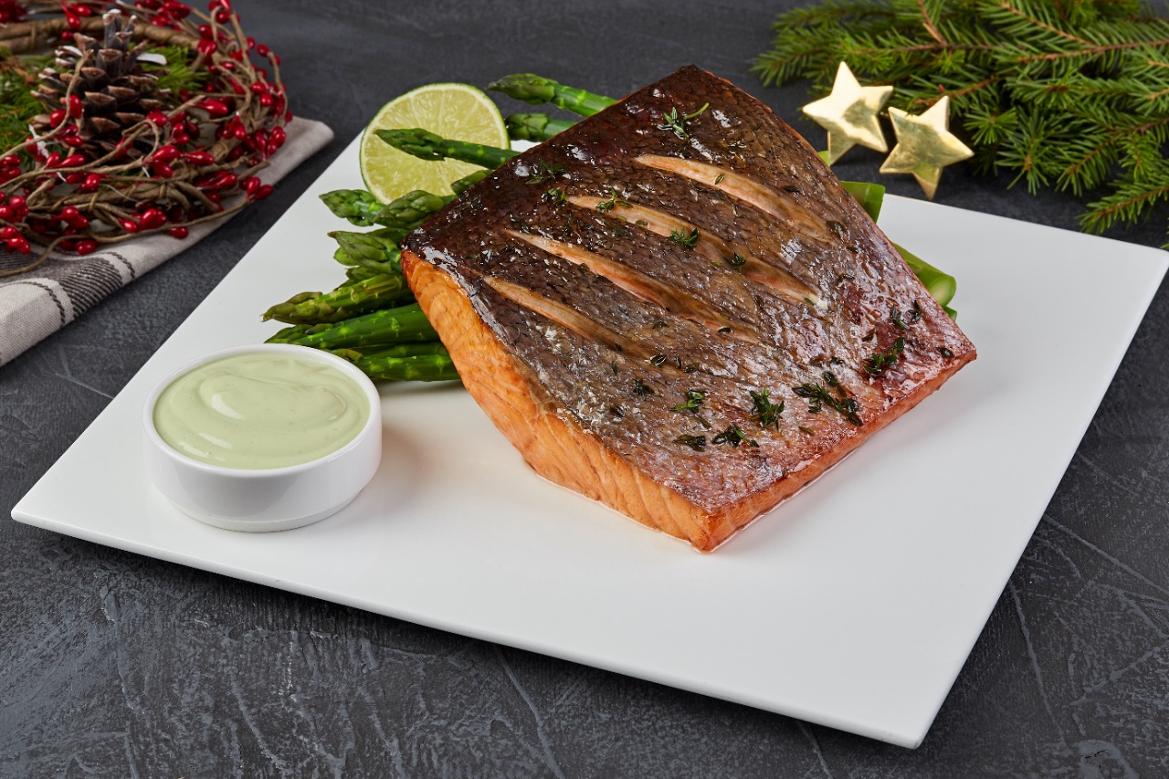 Филе лосося запеченное с соусом авокадо и зеленой спаржей, 294 г