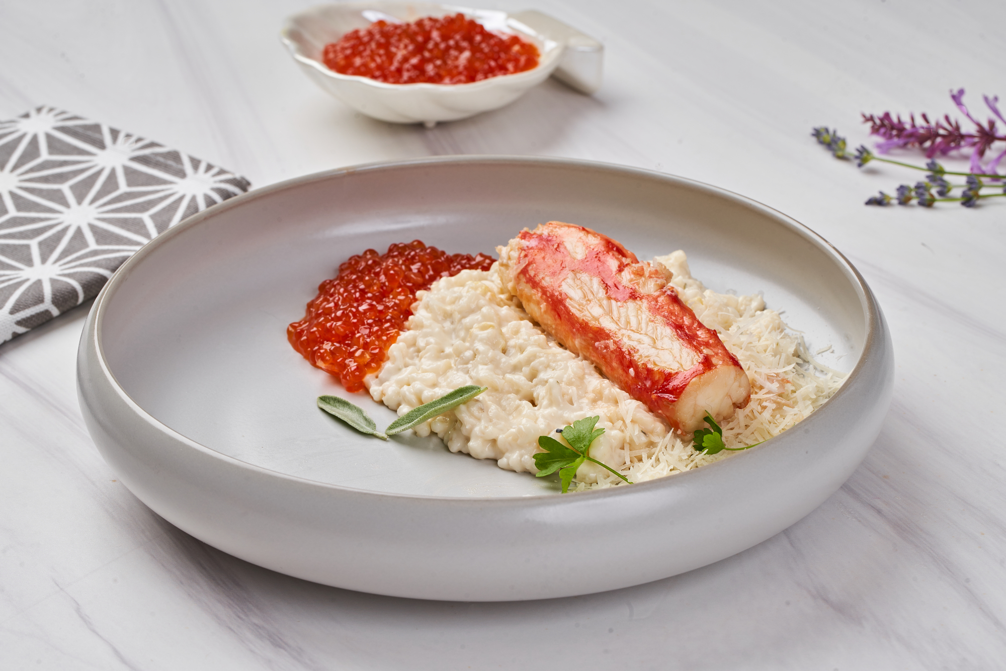 Фаланга камчатского краба с лимонным ризотто и вялеными томатами черри, 310г