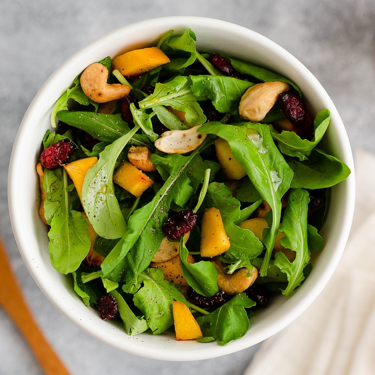 НГ Рукола с карамелизованными орешками, айвой и сыром