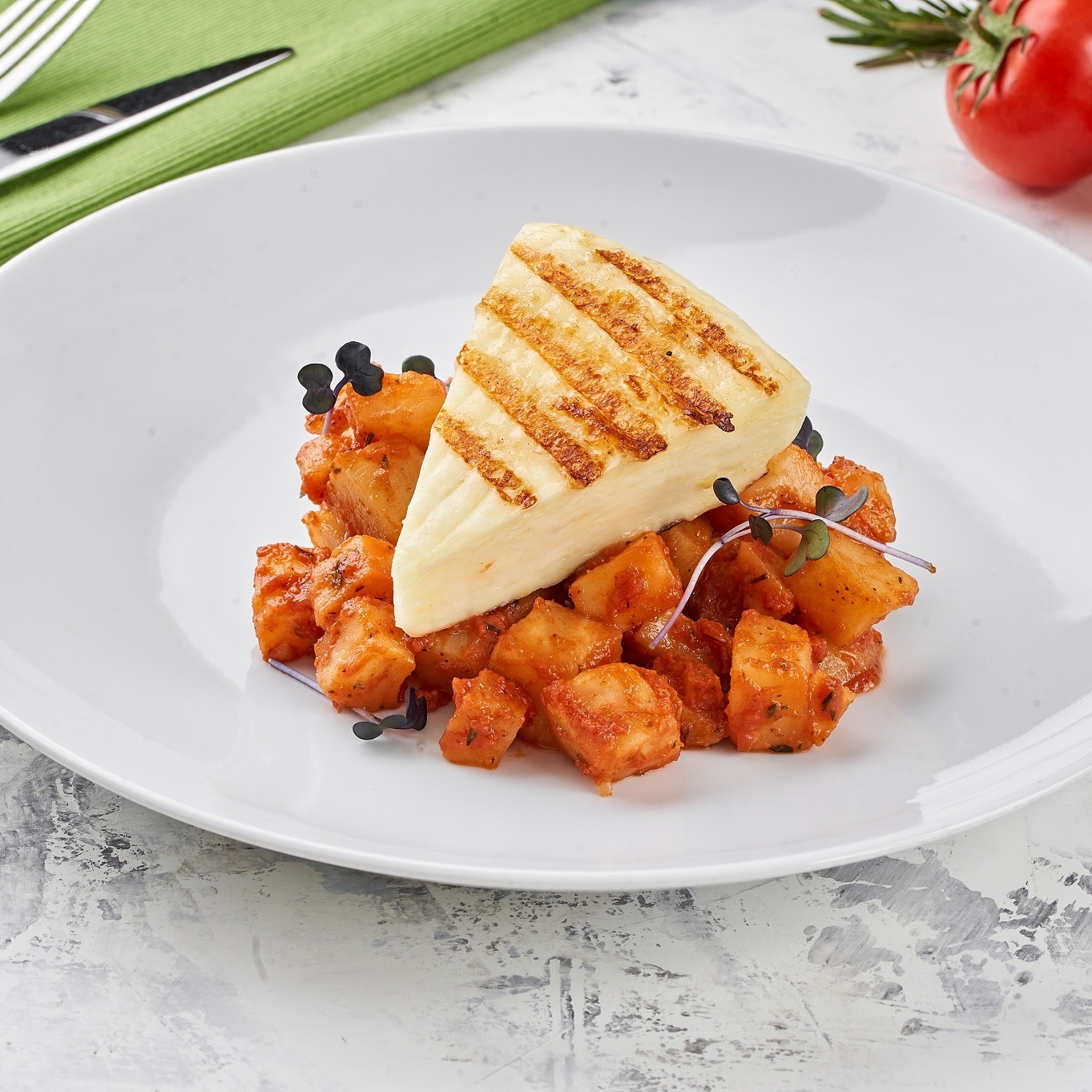 Жареный сыр халуми с овощным рагу