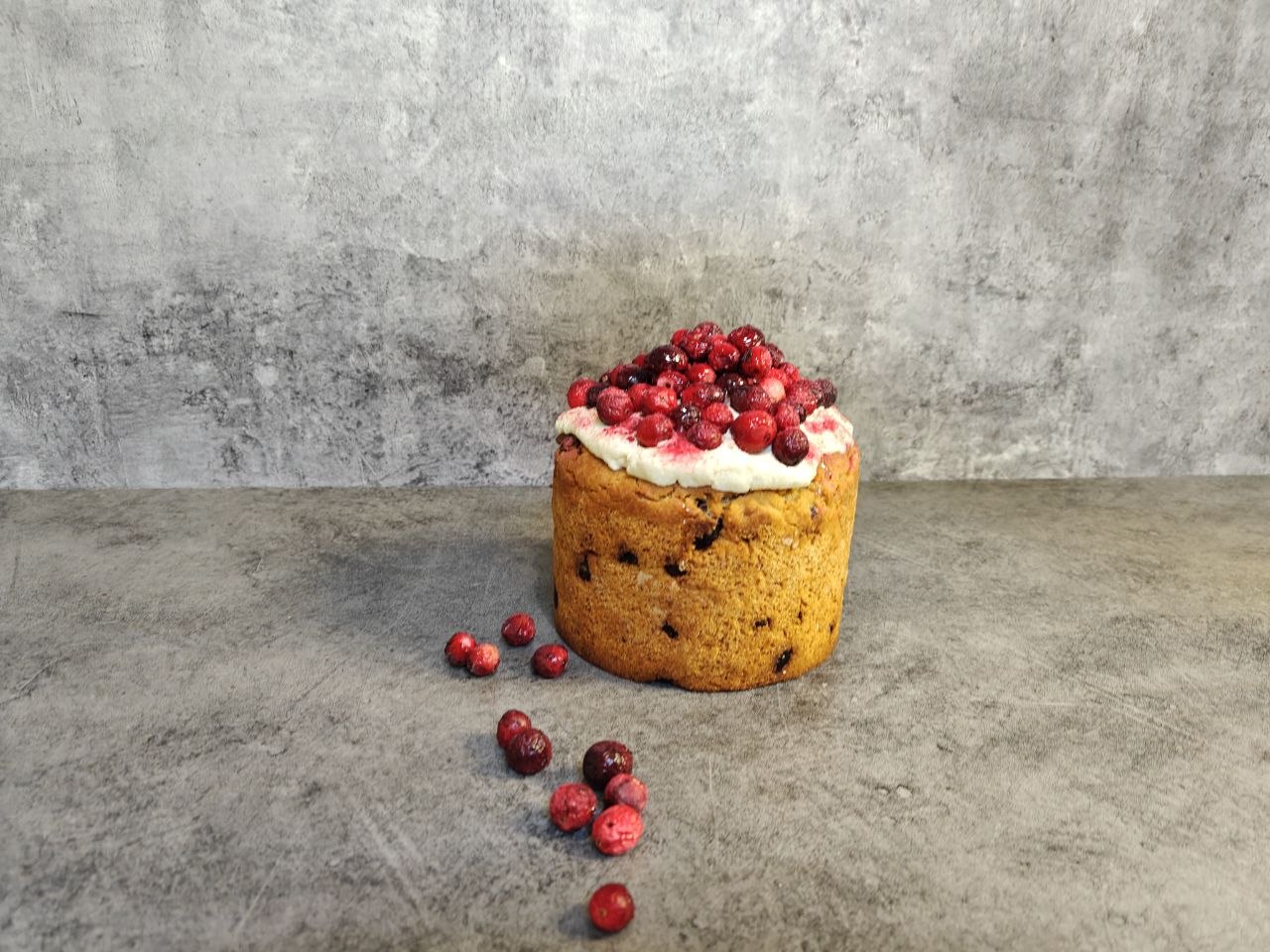 Кулич весенний с глазурью и декором из клюквы.