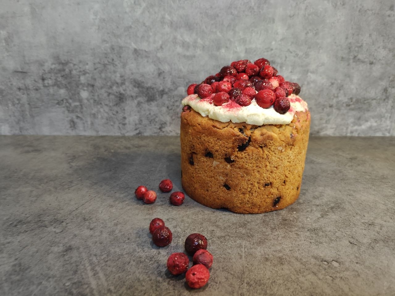 Кулич весенний с глазурью и декором из клюквы.