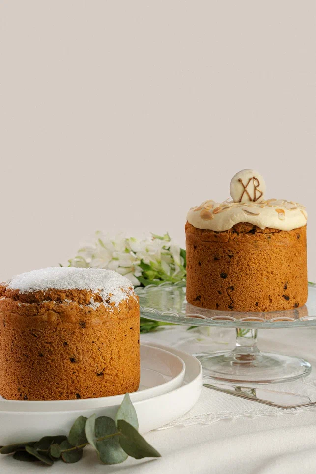 Кулич весенний с глазурью и декором из клюквы.