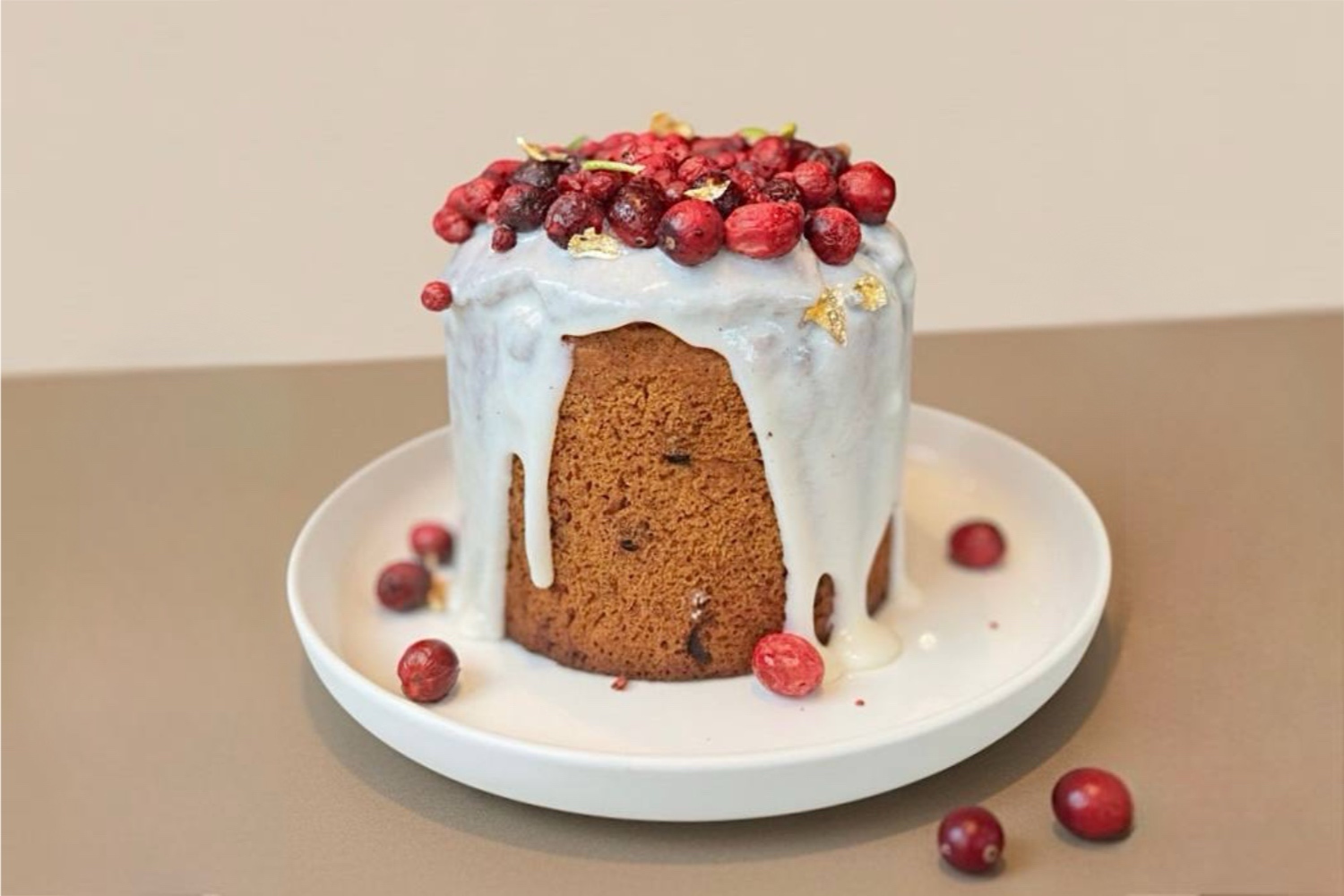 Кулич весенний с глазурью и декором из клюквы.