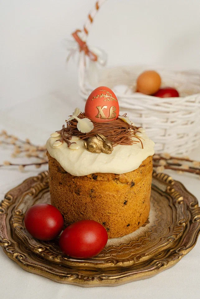 Кулич весенний с глазурью и шоколадным декором