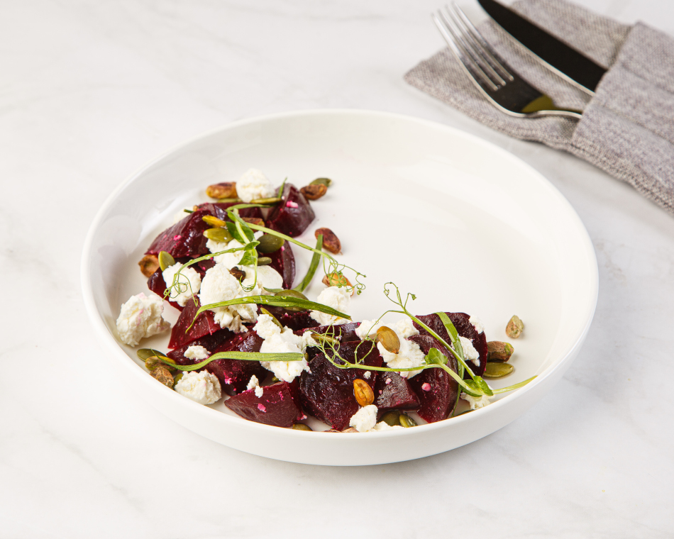 Салат со свеклой и козьим домашним сыром 140 г