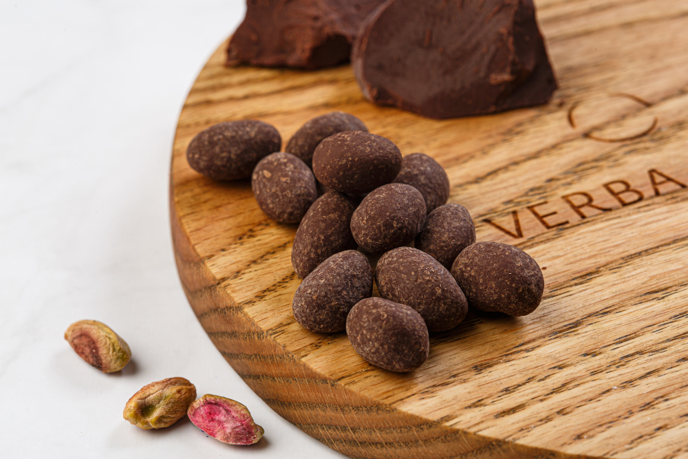 Орехи в горьком шоколаде в ассортименте