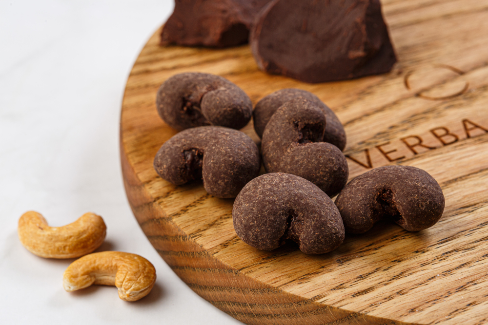 Орехи в горьком шоколаде в ассортименте