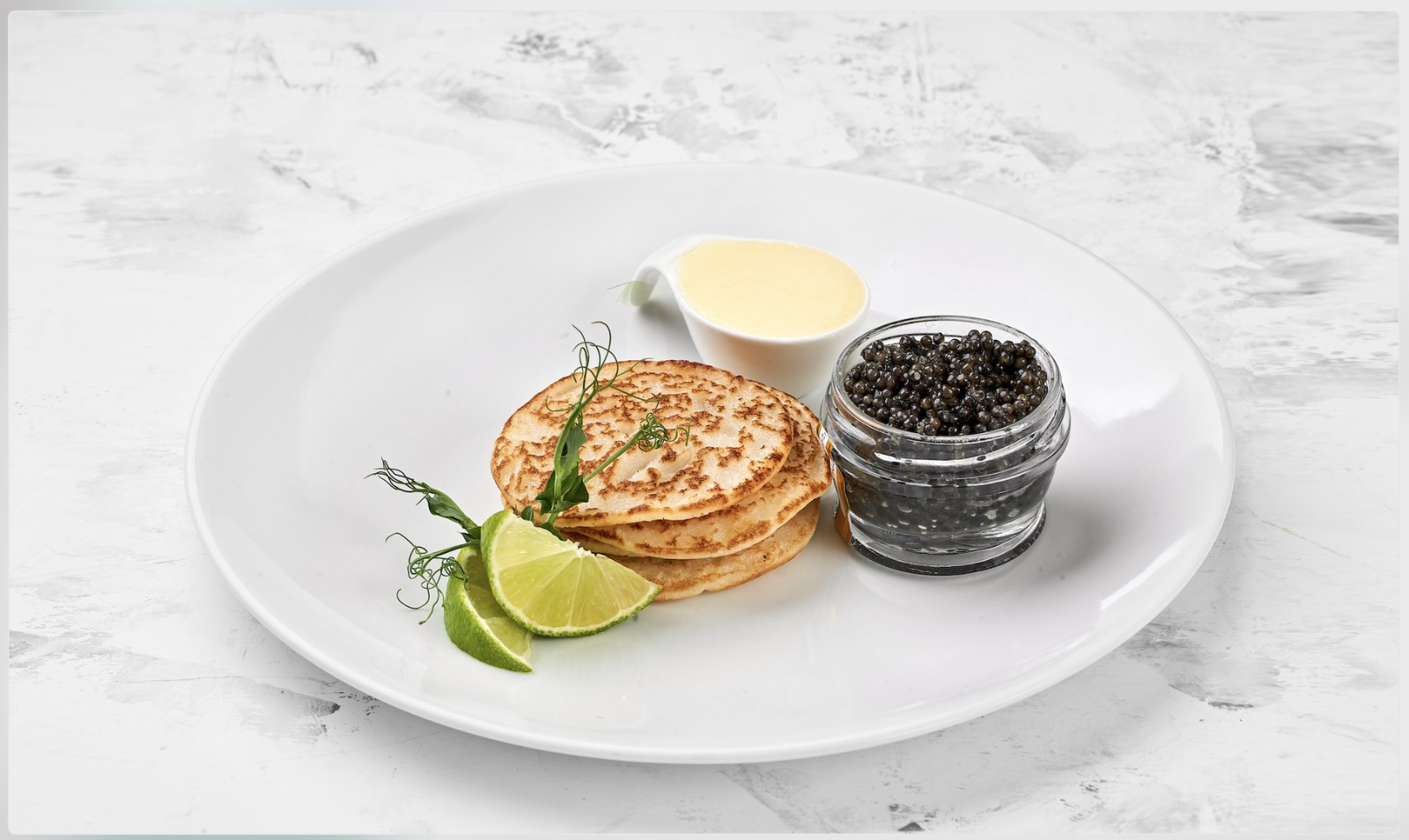 Рисовые  блинчики с домашней  сметаной и   икрой  осетра, 90/50/50 г