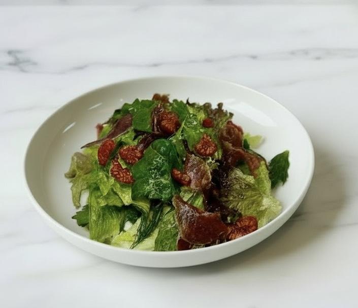 Микс листьев с вяленой уткой и малиной