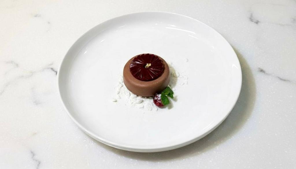 Шоколадный мусс с тофу с вишнёвым конфи 100 гр