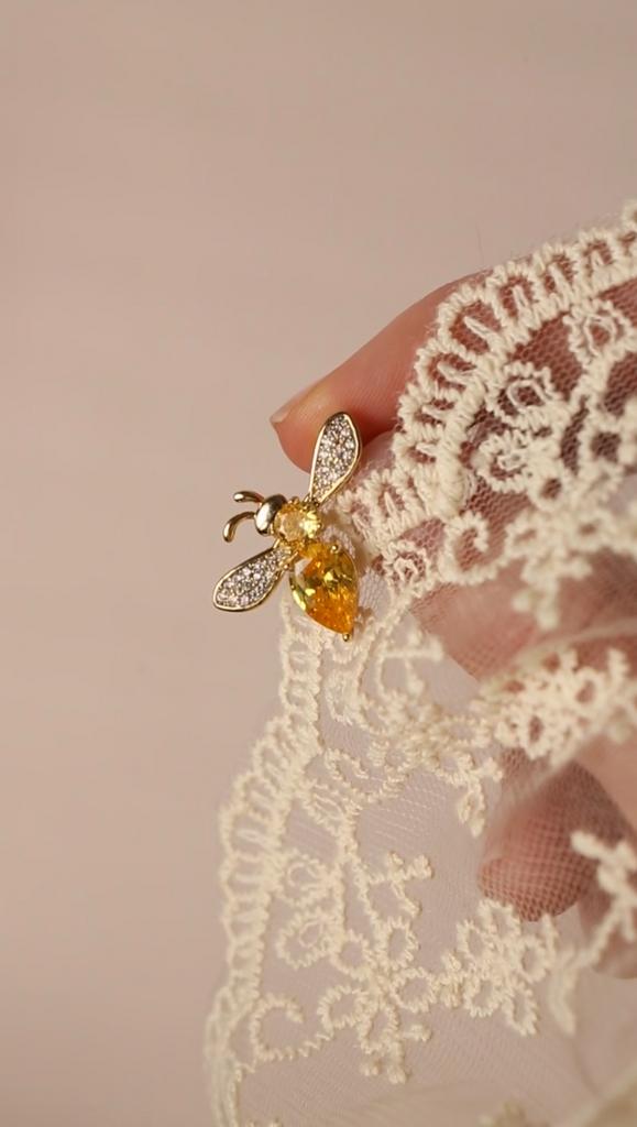 Брошь "HONEY 2.0"